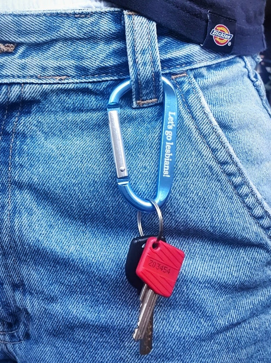 Carabiner (blauw) - 'Let's go lesbians!'
